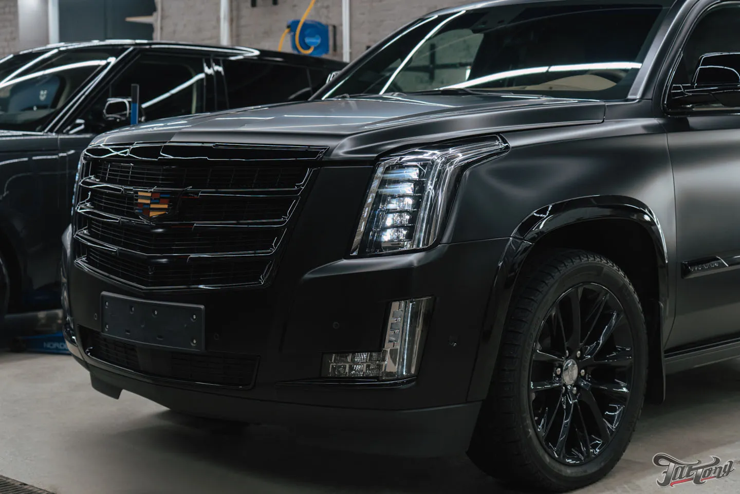 Освежили Cadillac Escalade. Результат: выполнили антихром, полировку кузова, оклейку в матовый полиуретан. Восстановили оптику, провели детейлинг, окрасили диски и суппорта